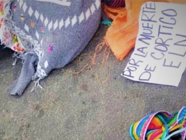 En la escena del crimen, fue hallado un letrero firmado por el ELN. Foto: Cortesía