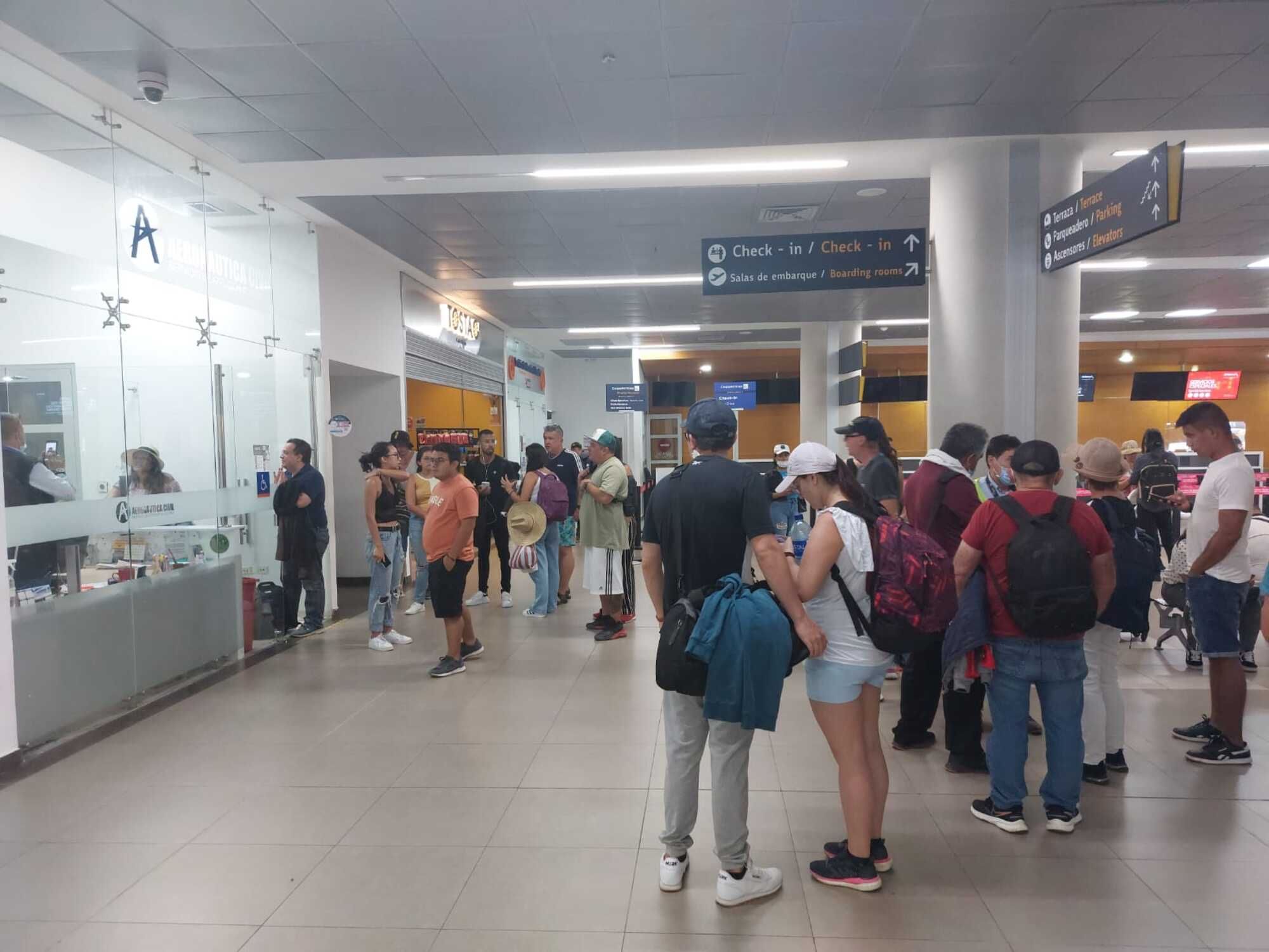 Pasajeros en el aeropuerto de Santa Marta afectados por Viva Air/ Gissell Campo