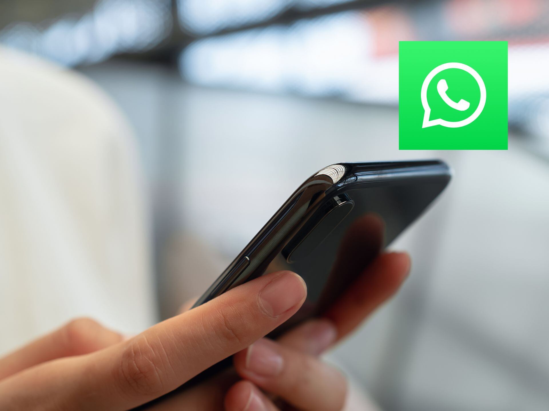 En la imagen se ve a una mujer chateando por celular y el logo de WhatsApp / Fotos: GettyImages y redes sociales de WhatsApp