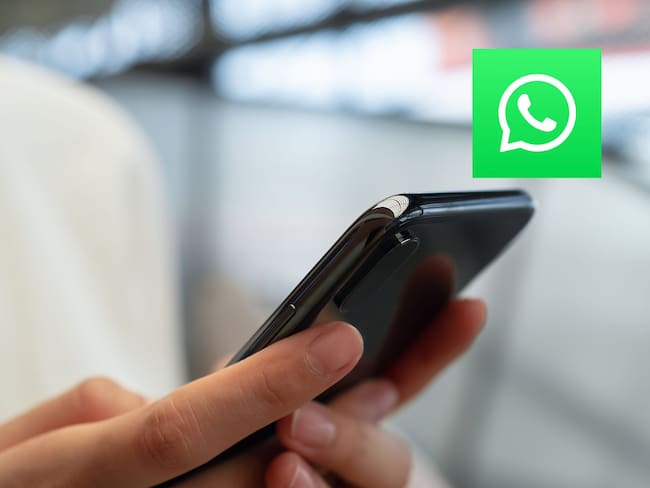 En la imagen se ve a una mujer chateando por celular y el logo de WhatsApp / Fotos: GettyImages y redes sociales de WhatsApp