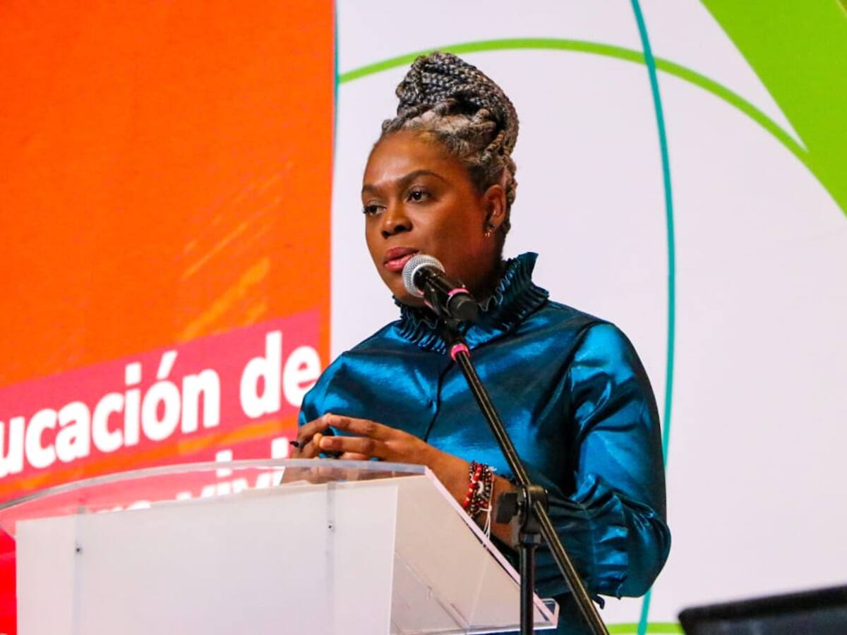 MinEducación recibió donación de más de 3.000 libros del Grupo Santillana