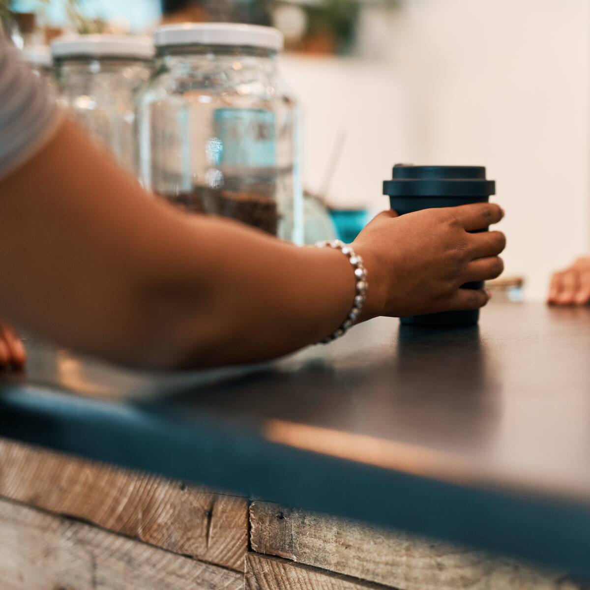 Video: emotiva lección de una cajera que recibió $4 millones por ayudar a otros