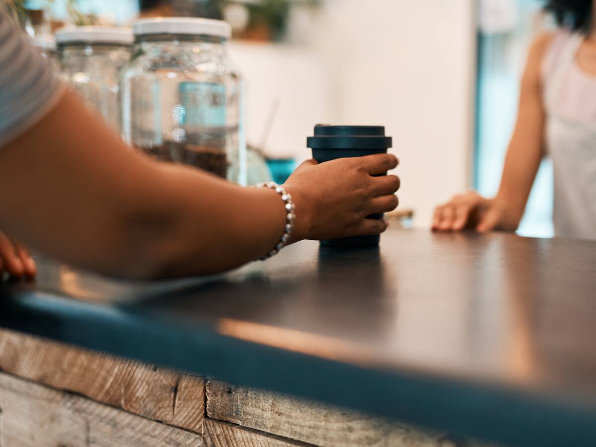 Video: emotiva lección de una cajera que recibió $4 millones por ayudar a otros