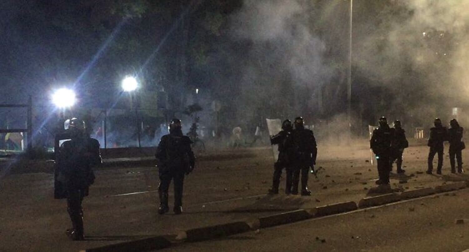 Enfrentamientos entre el Esmad y manifestantes en los alrededores de la Universidad Nacional, en Bogotá. Foto: W Radio