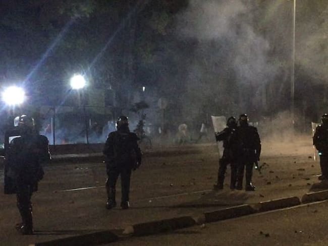 Enfrentamientos entre el Esmad y manifestantes en los alrededores de la Universidad Nacional, en Bogotá. Foto: W Radio