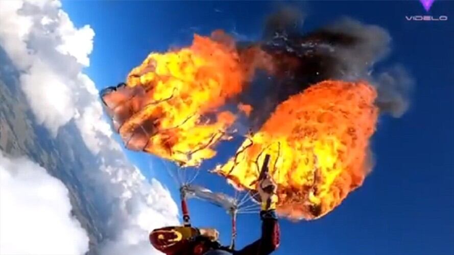 Momento en que el hombre prende su paracaídas. Foto: captura de pantalla.