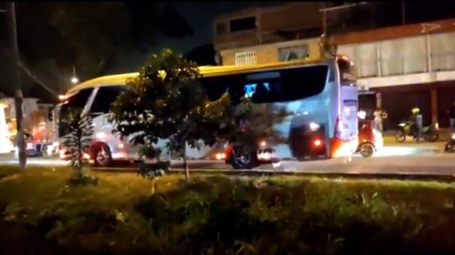 Retienen bus con pasajeros y queman camión de cerveza en Cali. Foto: Captura de video