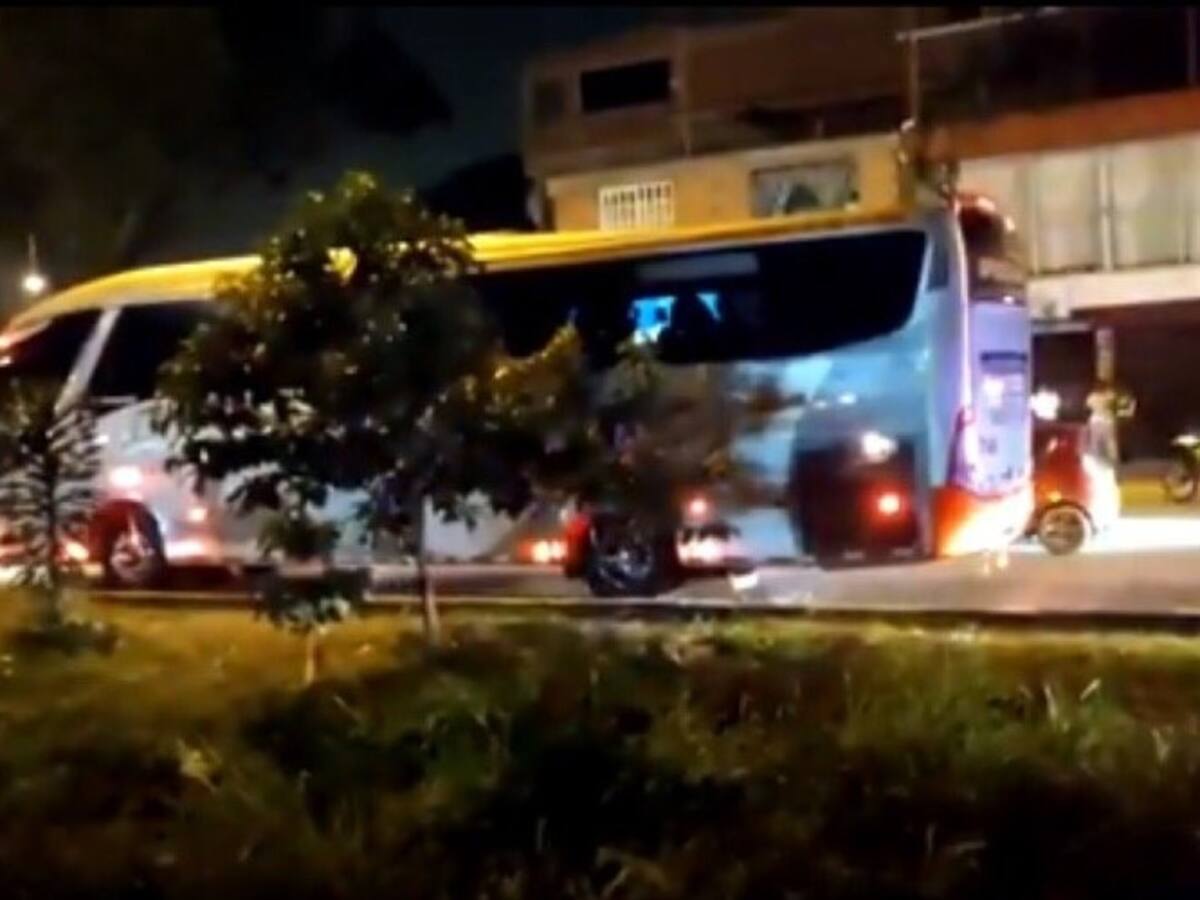 Retienen bus con pasajeros y queman camión de cerveza en Cali