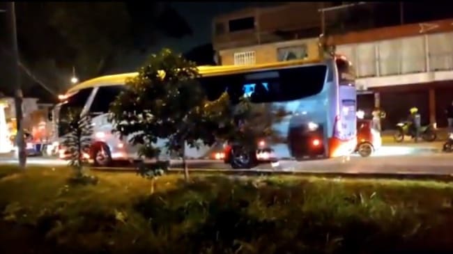 Retienen bus con pasajeros y queman camión de cerveza en Cali. Foto: Captura de video