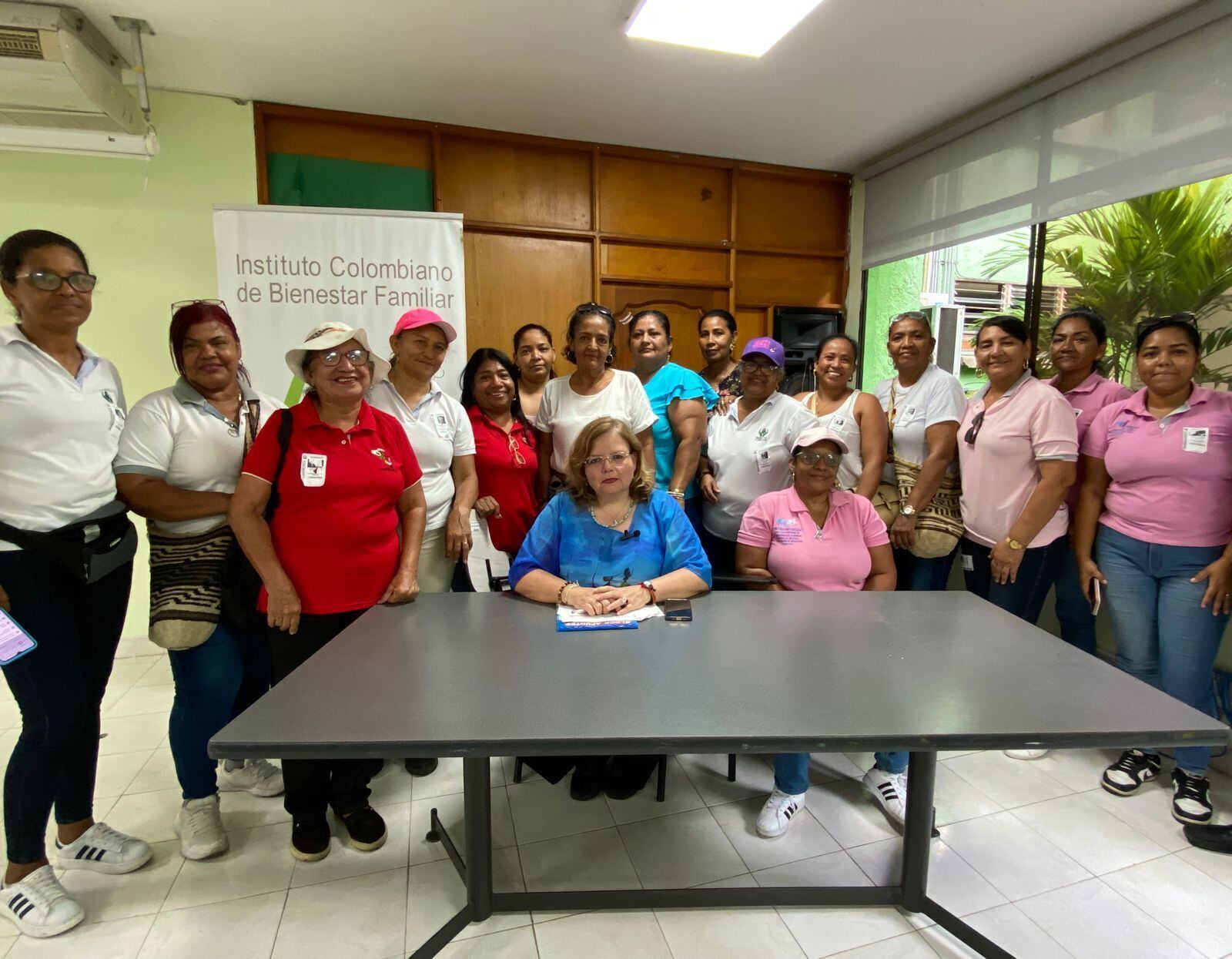 Directora nacional, Astrid Cáceres junto a las madres comunitarias/ ICBF.