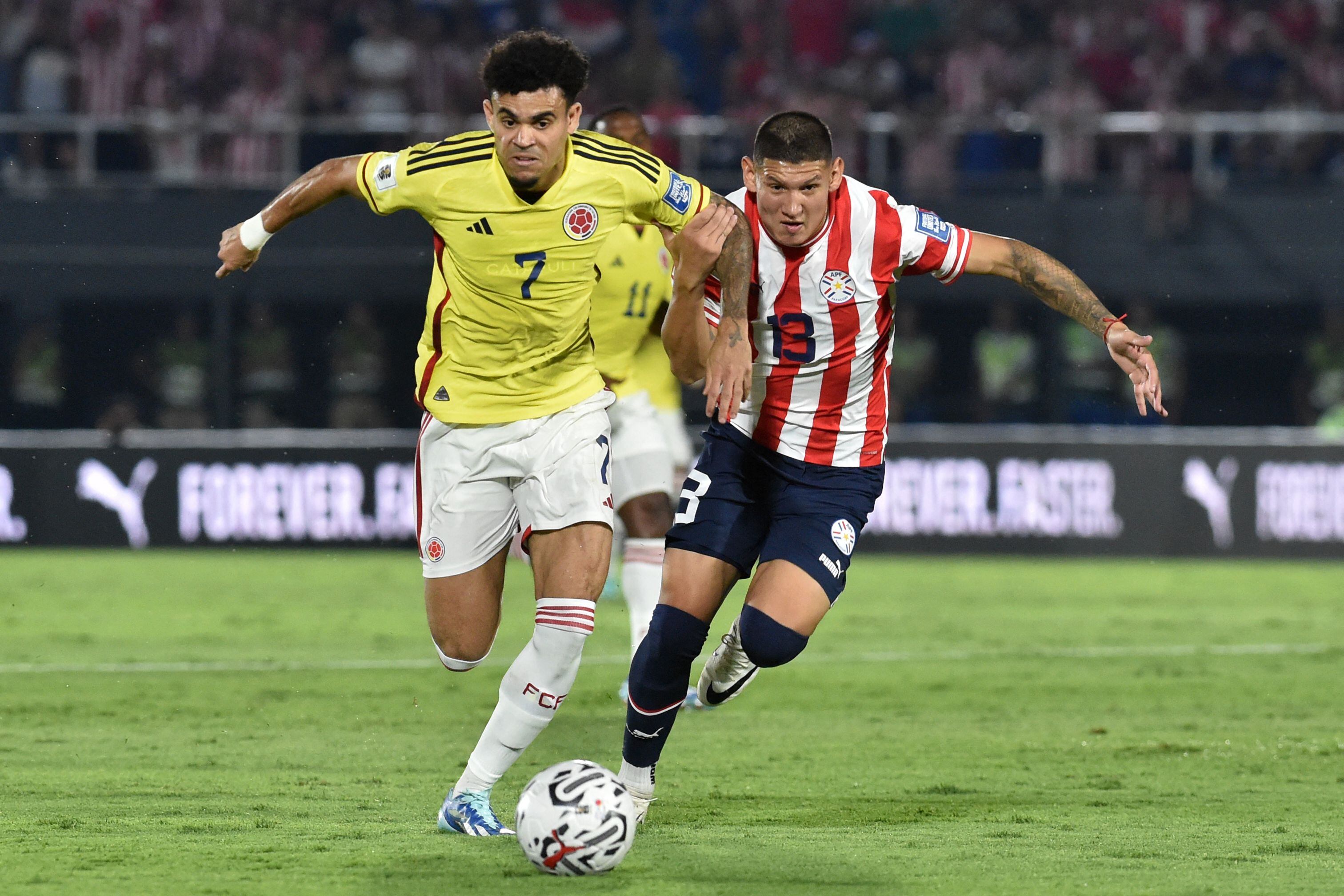Luis Díaz y Juan Cáceres. FOTO: NORBERTO DUARTE/AFP vía Getty Images