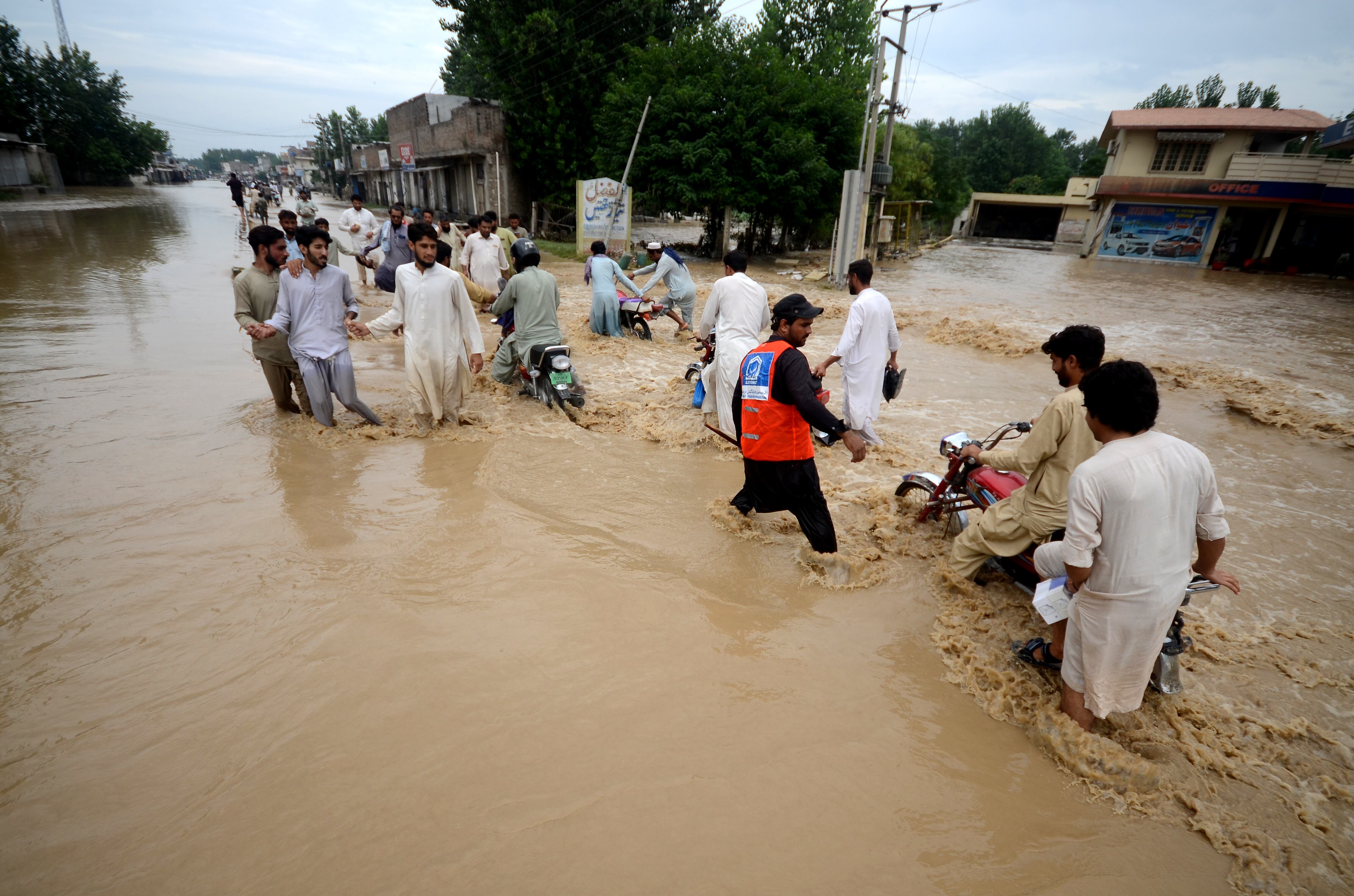 Inundaciones en Pakistán. (Photo by Hussain Ali/Anadolu Agency via Getty Images)