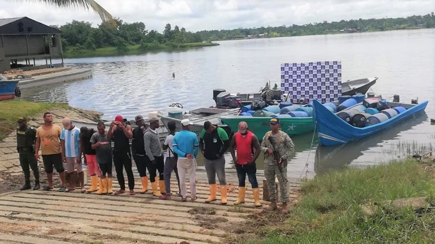 Unidades de la Brigada de Infantería de Marina Número 2, interceptaron cuatro embarcaciones que navegaban por la Boya de Mar, en el municipio de Guapi. Foto: Armada Nacional
