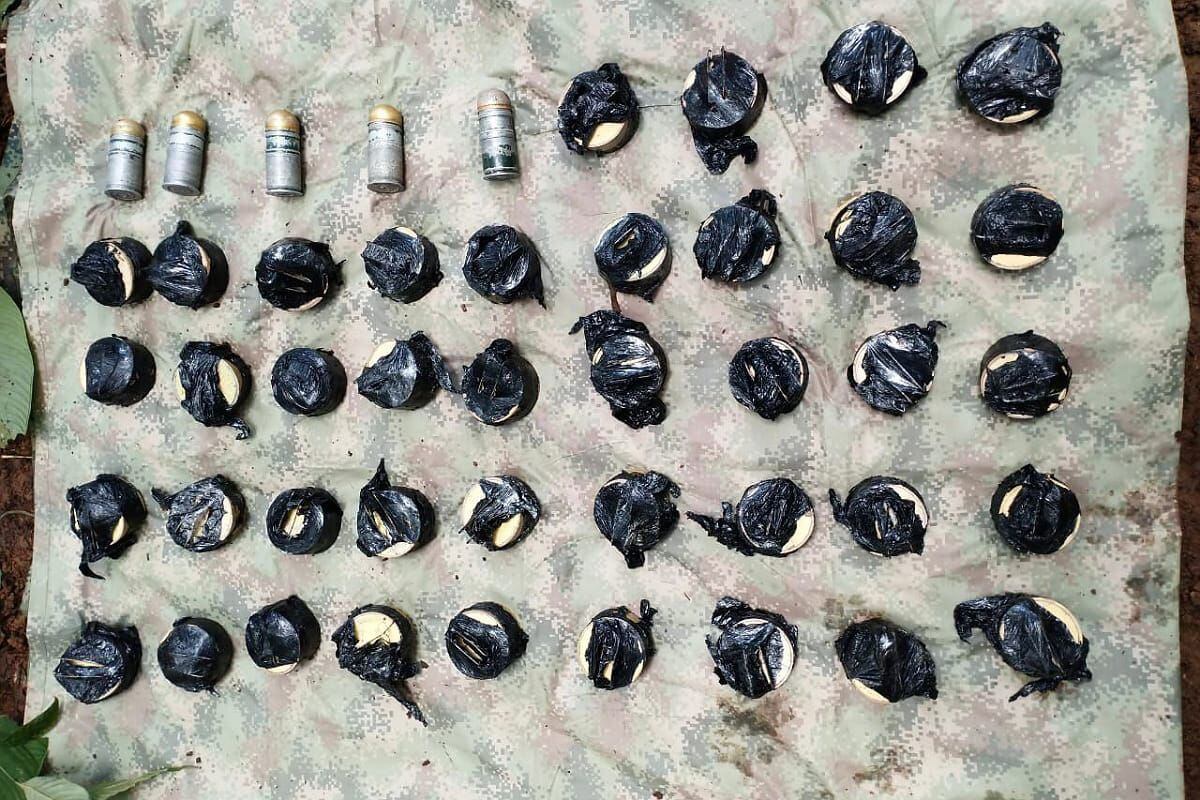 De acuerdo con el reporte de las autoridades, los explosivos pertenecerían a las disidencias de las Farc, columna móvil Carlos Patiño. Crédito: Ejército Nacional. 