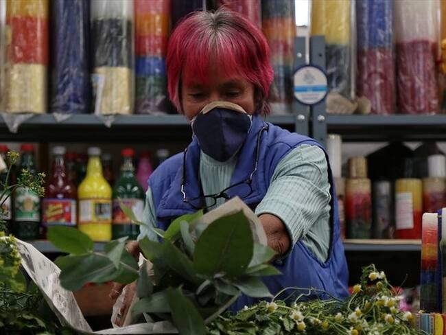 El superintendente de Industria y Comercio llamó la atención por la falta de medidas de bioseguridad en las plazas de mercado de Bogotá. Foto: Colprensa