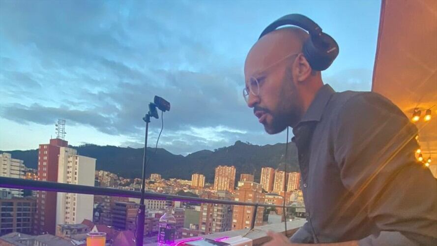 Desde las 4:00 pm. hastaslas 6:30p.m, Juan Pablo colocó música para los oyentes de W Radio. Foto: Sigue La WCon Juan Pablo Calvás