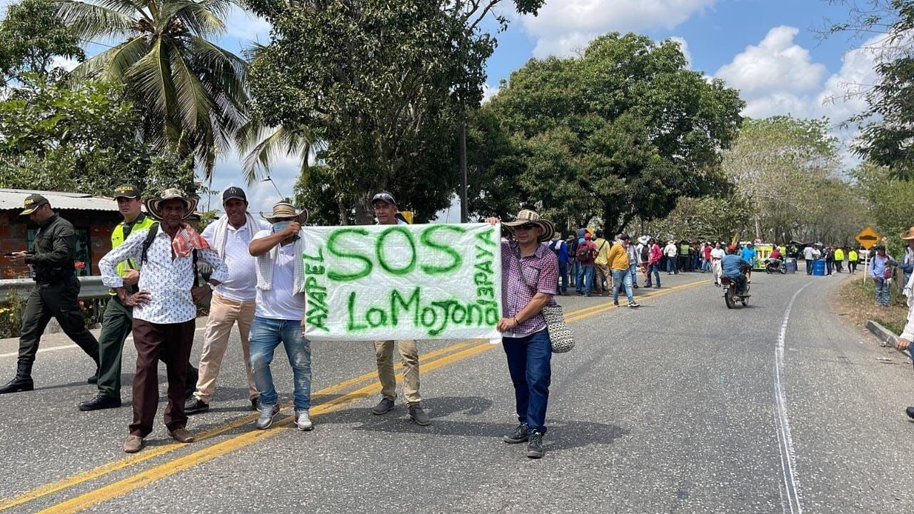 Bloqueo en el puente San Jorge. Foto: cortesía comunidades de La Mojana.
