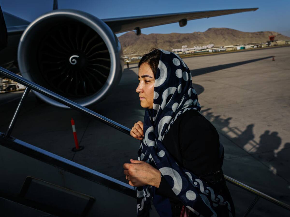 Talibanes prohíben a mujeres afganas viajar en avión solas