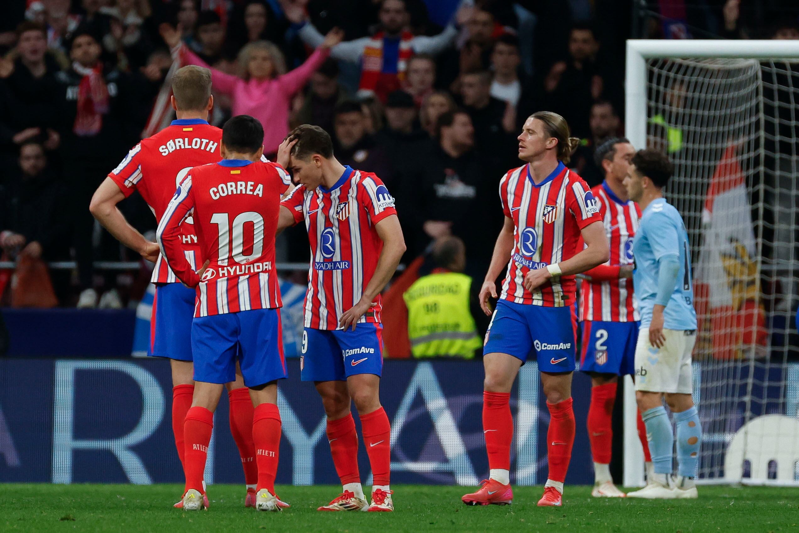 MADRID, 15/02/2025.- Los jugadores del Atlético de Madrid tras el partido de LaLiga que disputaron el Atlético de Madrid y el Celta de Vigo este sábado en el estadio Riyadh Air Metropolitano, en Madrid. EFE/Mariscal
