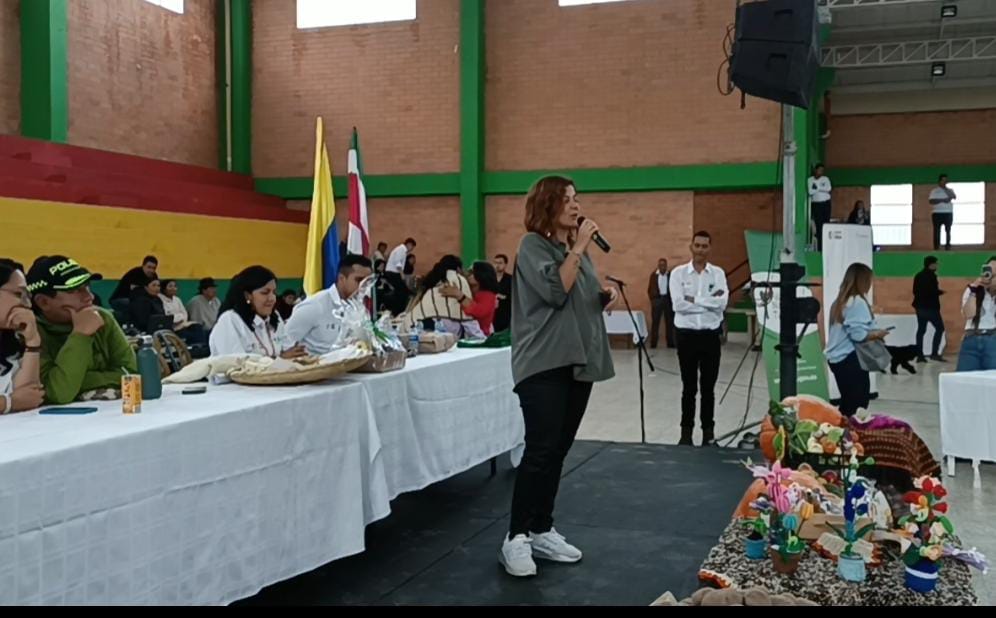 La ministra de Agricultura y Desarrollo Rural, Jhenifer Mojica Flórez, estuvo presente en la entrega de 345 títulos de propiedad en Boyacá / Foto: Caracol Radio.