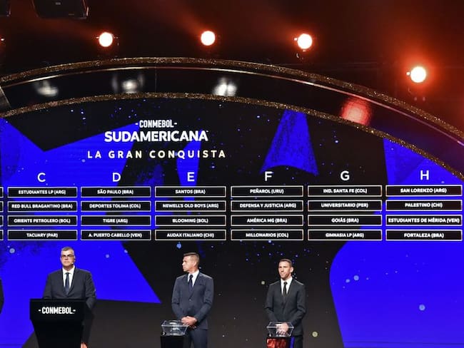 Sorteo fase de grupos Copa Sudamericana. 27 de marzo de 2023. Foto: NORBERTO DUARTE/AFP via Getty Images.