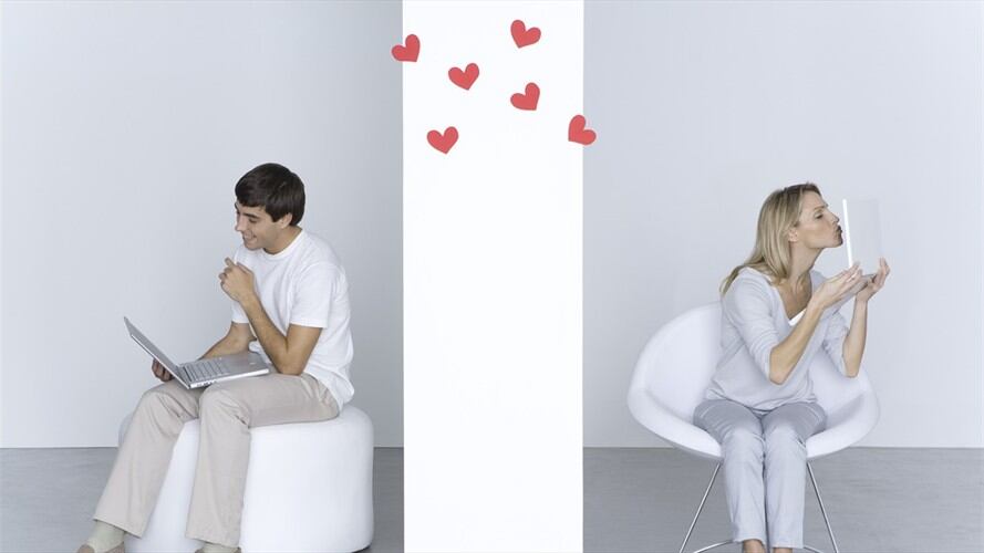 Según un análisis de TigoUne, las parejas colombianas prefieren comunicarse por servicios de mensajería y redes sociales que por llamadas.. Foto: Getty Images