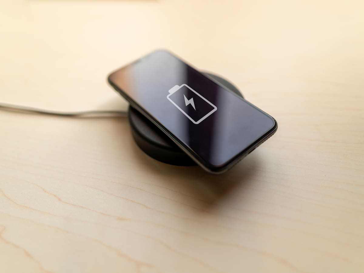 ¿Cómo cargar la batería de un celular sin cargador? Necesita este truco