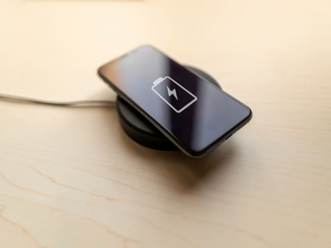 Carga inalámbrica de celulares, imagen de referencia. Foto: Getty Images