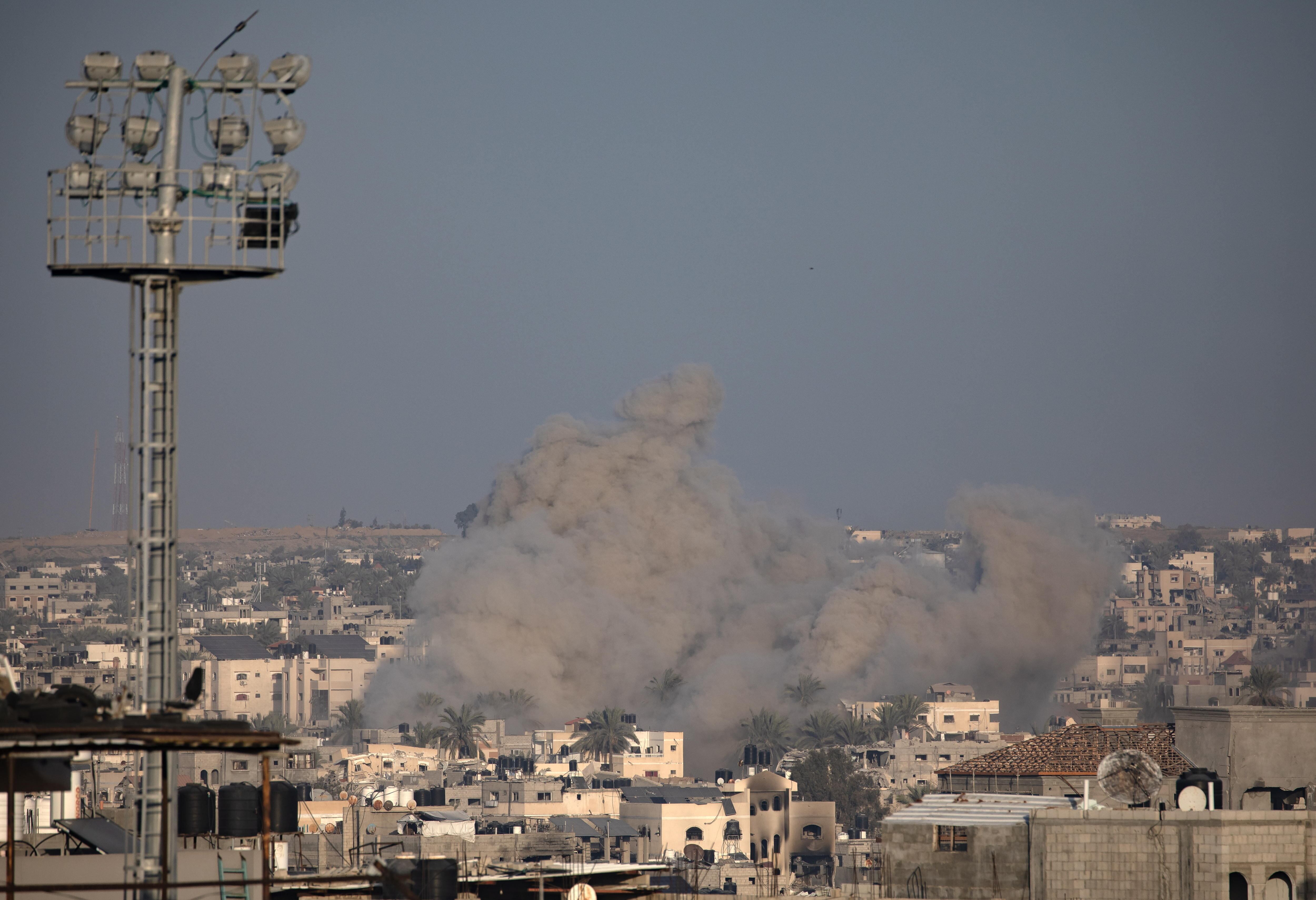 Gaza (-), 10/01/2024.- Smoke rises following Israeli air strikes in Khan Yunis, southern Gaza Strip, 10 Jan 2024. More than 22,800 Palestinians and at least 1,300 Israelis have been killed, according to the Palestinian Health Ministry and the Israel Defense Forces (IDF), since Hamas militants launched an attack against Israel from the Gaza Strip on 07 October, and the Israeli operations in Gaza and the West Bank which followed it. EFE/EPA/HAITHAM IMAD