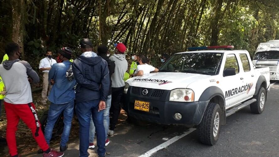 Migración detectó a más de 50 extranjeros que se movilizaban en varios buses de forma irregular. Foto: Cortesía Migración