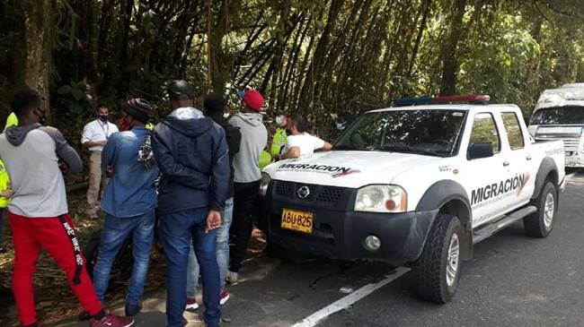 Migración detectó a más de 50 extranjeros que se movilizaban en varios buses de forma irregular. Foto: Cortesía Migración