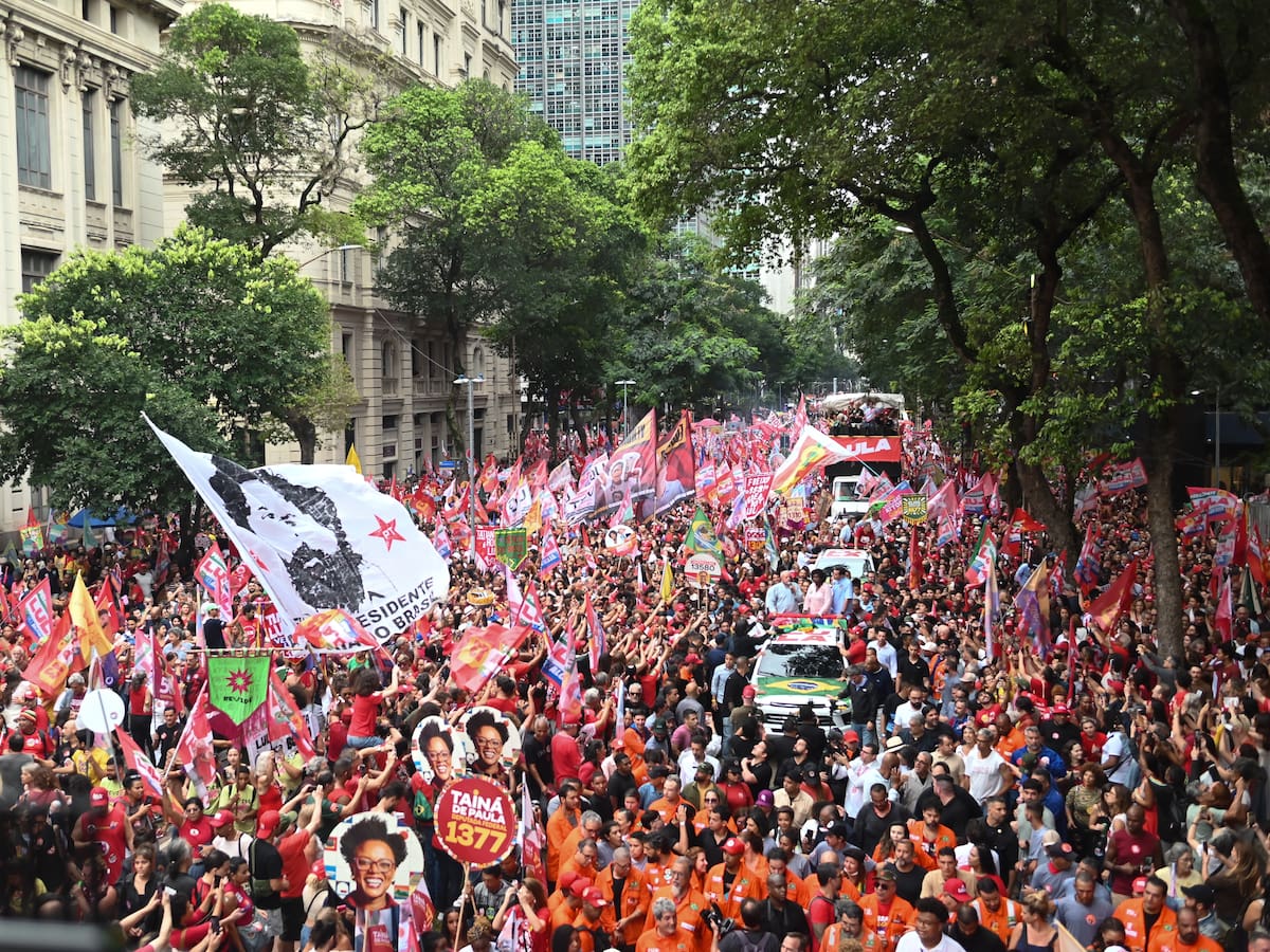 Miles de estudiantes protestan contra Bolsonaro y a Favor de Lula