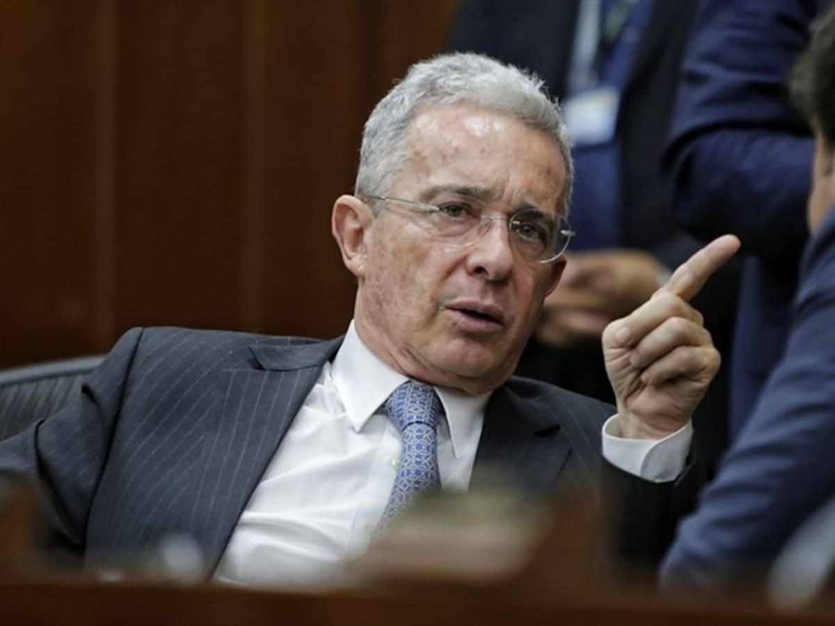 Polémica por trinos de Álvaro Uribe sobre minga indígena y masacres