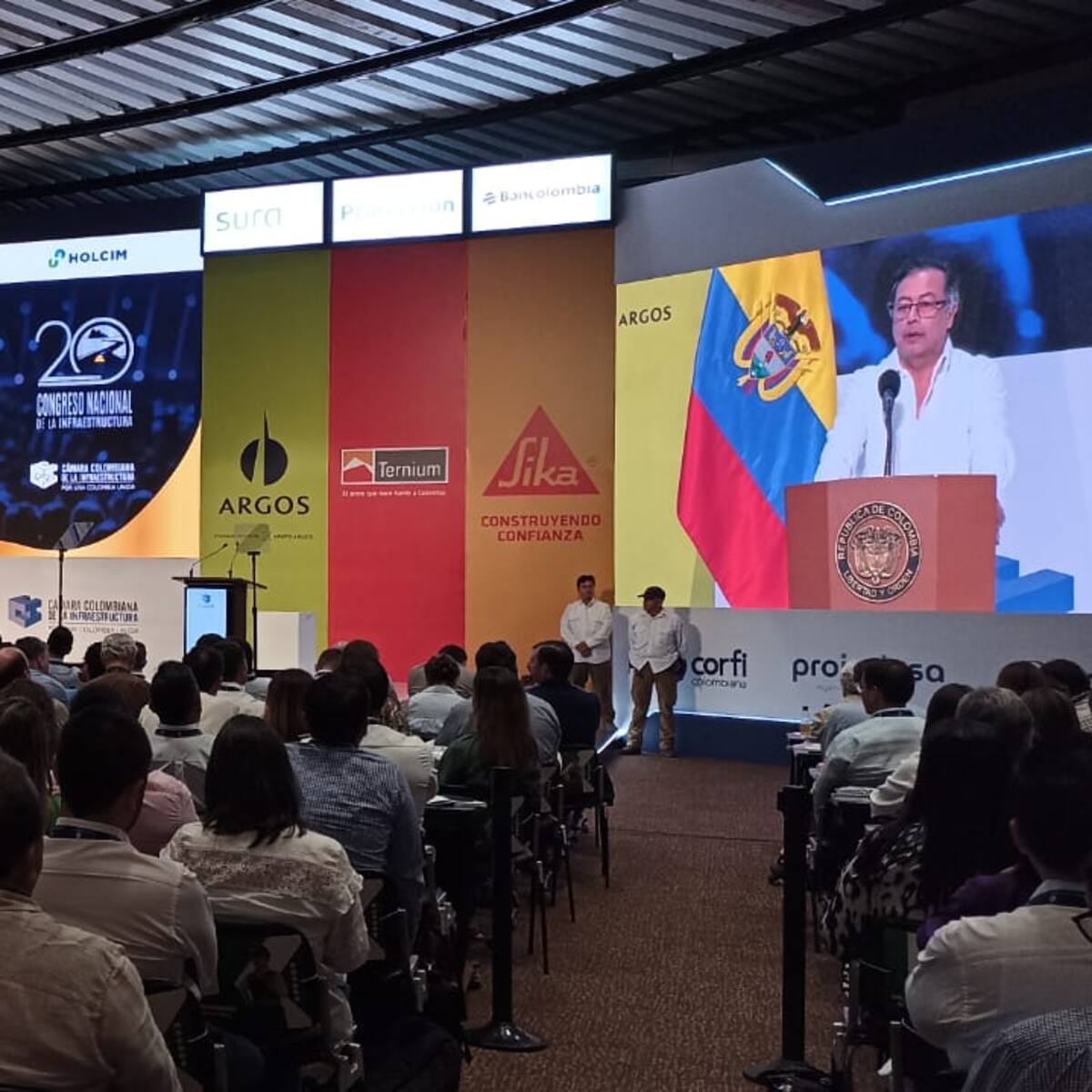 Contratos de concesión que están firmados se honrarán: Gustavo Petro en la CCI