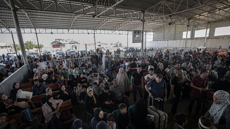 -FOTODELDÍA- EA3850. GAZA (GAZA Y CISJORDANIA), 01/11/2023.- Cientos de ciudadanos palestinos esperan para cruzar a Egipto este miércoles, en el cruce fronterizo de Rafah entre la Franja de Gaza y Egipto. El 1 de noviembre, ambulancias que transportaban a evacuados de la Franja de Gaza atravesaron el cruce fronterizo de Rafah. Según el acuerdo firmado entre Egipto, Israel y Hamás, a varios ciudadanos extranjeros y personas con heridas graves se les permitirá evacuar el territorio asediado. Más de 8.500 palestinos y al menos 1.400 israelíes han muerto, según las Fuerzas de Defensa de Israel (FDI) y la autoridad sanitaria palestina, desde que militantes de Hamás lanzaron un ataque contra Israel desde la Franja de Gaza el 7 de octubre, y las operaciones israelíes en Gaza y Cisjordania, que le siguió. EFE/ Haitham Imad