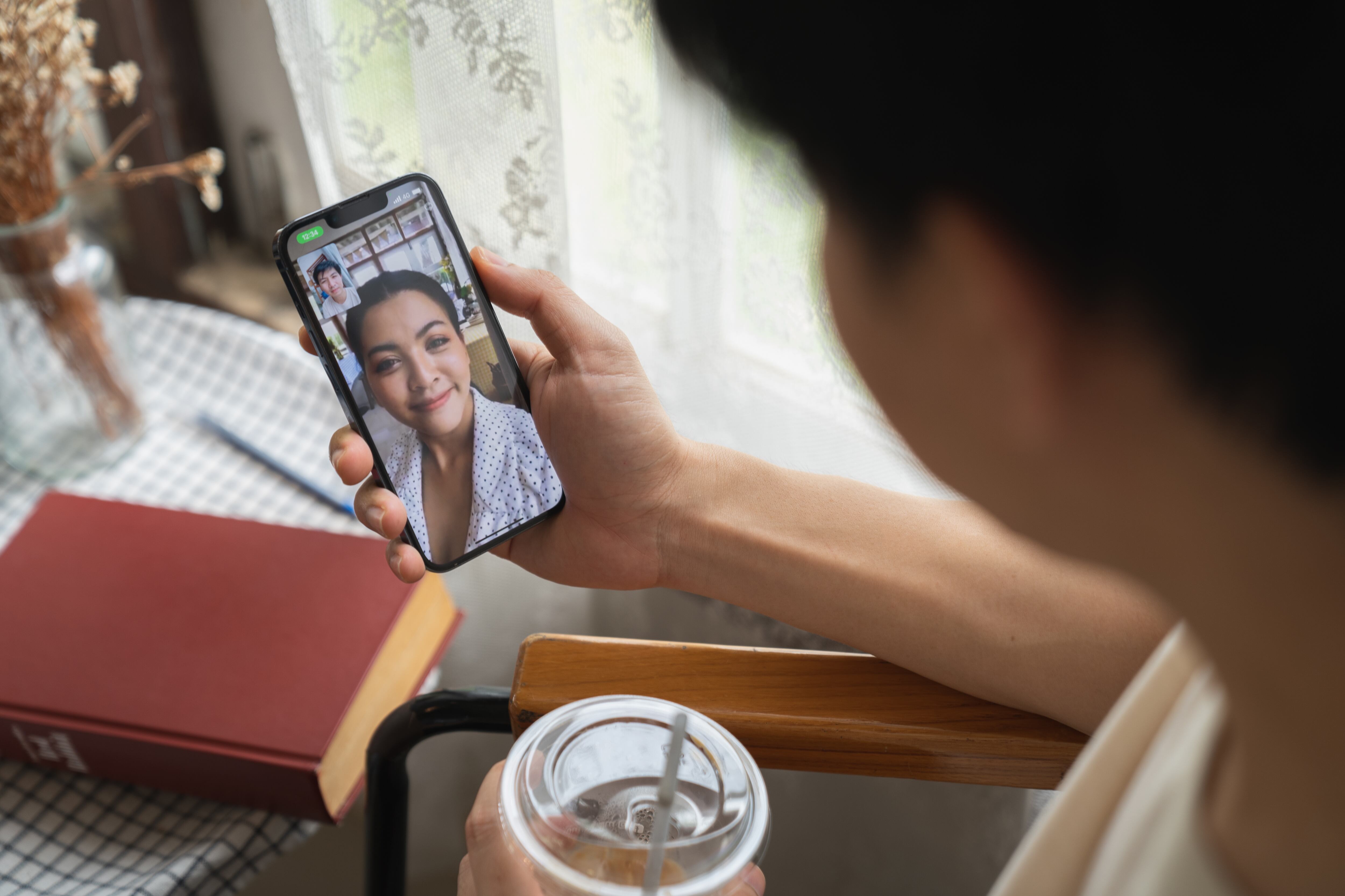 Cómo grabar la pantalla del celular durante una videollamada - Getty Images