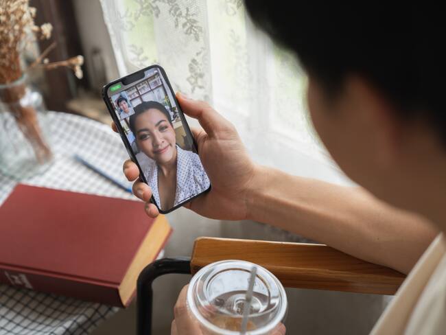 Cómo grabar la pantalla del celular durante una videollamada - Getty Images