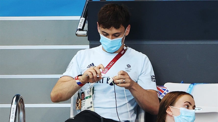 Thomas Daley tejiendo en la final de trampolín de los Juegos Olímpicos de Tokio 2020. Foto: Ian MacNicol/Getty Images