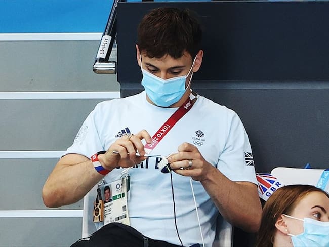 Thomas Daley tejiendo en la final de trampolín de los Juegos Olímpicos de Tokio 2020. Foto: Ian MacNicol/Getty Images