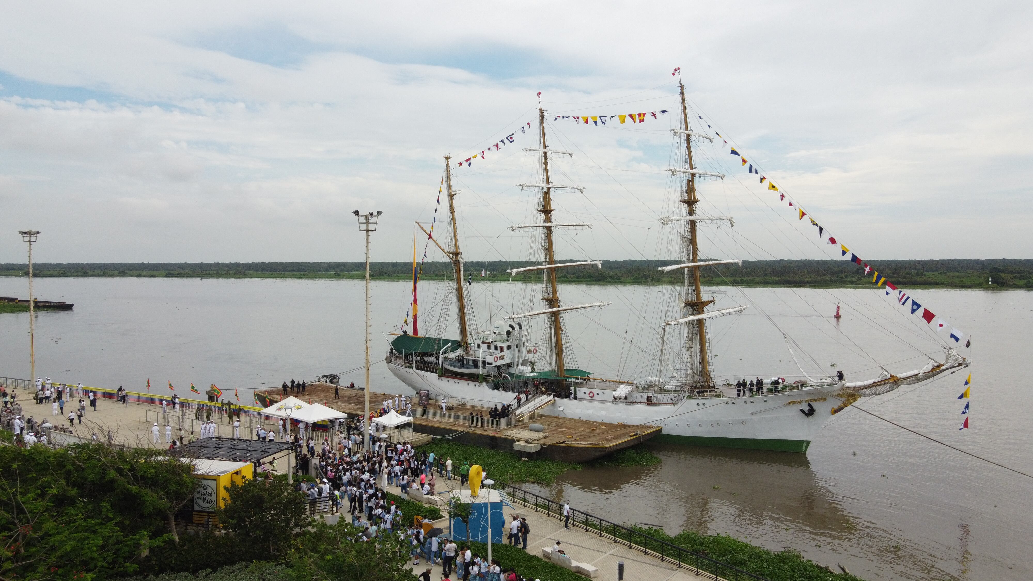 Buque Escuela ARC Gloria en el Gran Malecón de Barranquilla