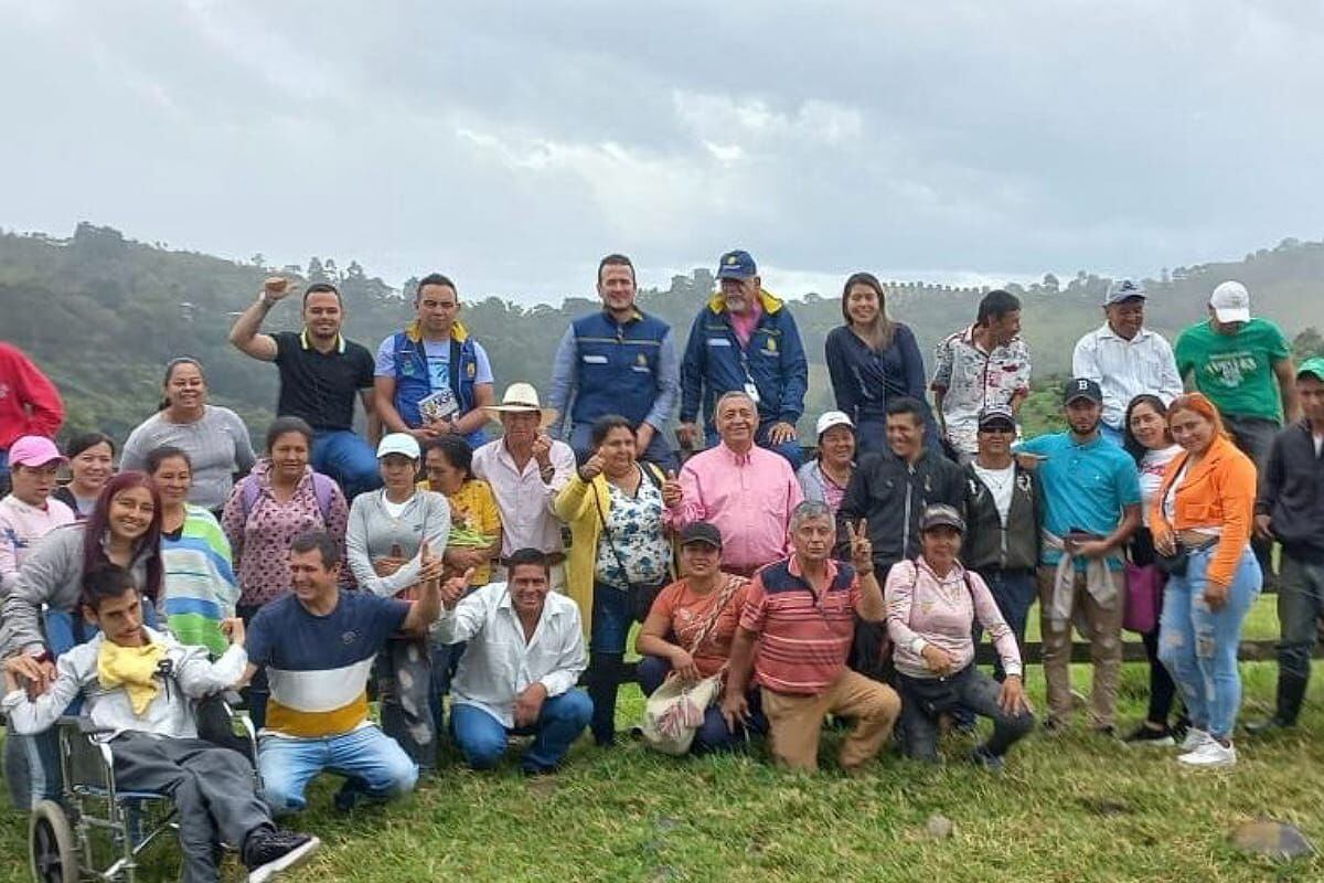 “Este terreno fue escogido por la comunidad, después de gestiones largas y dispendiosas. Pero por fin la espera para estas familias terminó”. Crédito: MinInterior.