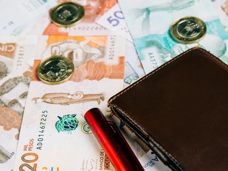 Imagen de referencia de sueldo, dinero colombiano // Getty Images
