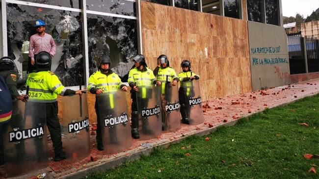 Encapuchados arrojan piedras al edificio del ICETEX. Foto: