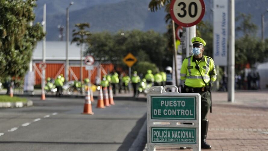 ¿Qué puede y qué no puede hacer un policía de tránsito cuando lo detiene?. Foto: Colprensa