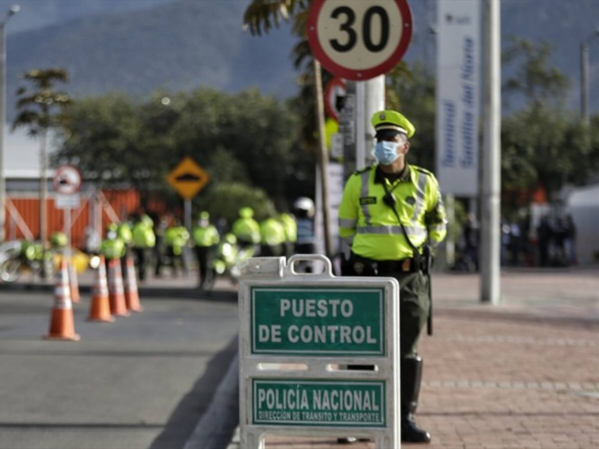 ¿Qué puede y qué no puede hacer un policía de tránsito cuando lo detiene?