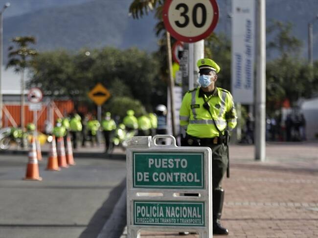 ¿Qué puede y qué no puede hacer un policía de tránsito cuando lo detiene?. Foto: Colprensa