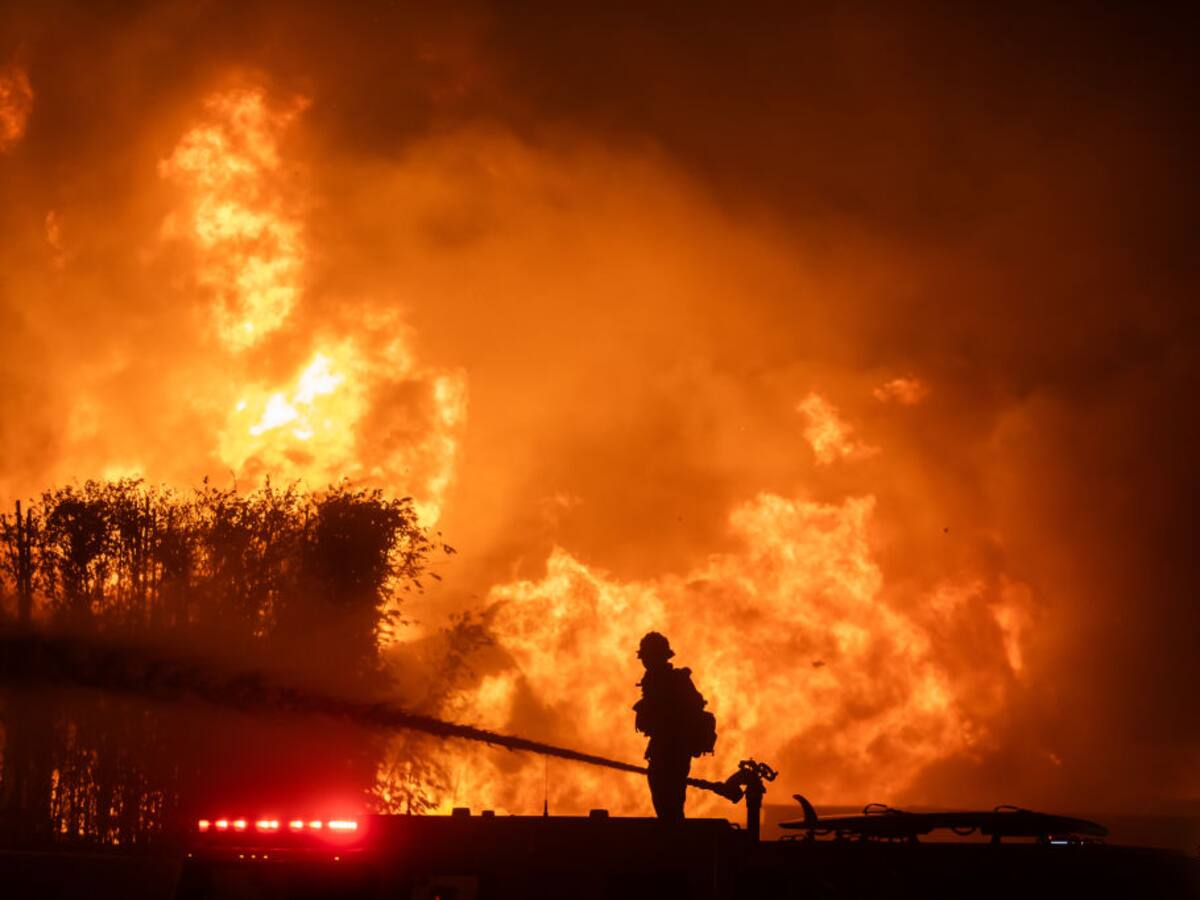 Aumenta a 24 la cifra de muertos por los incendios en Los Ángeles, California