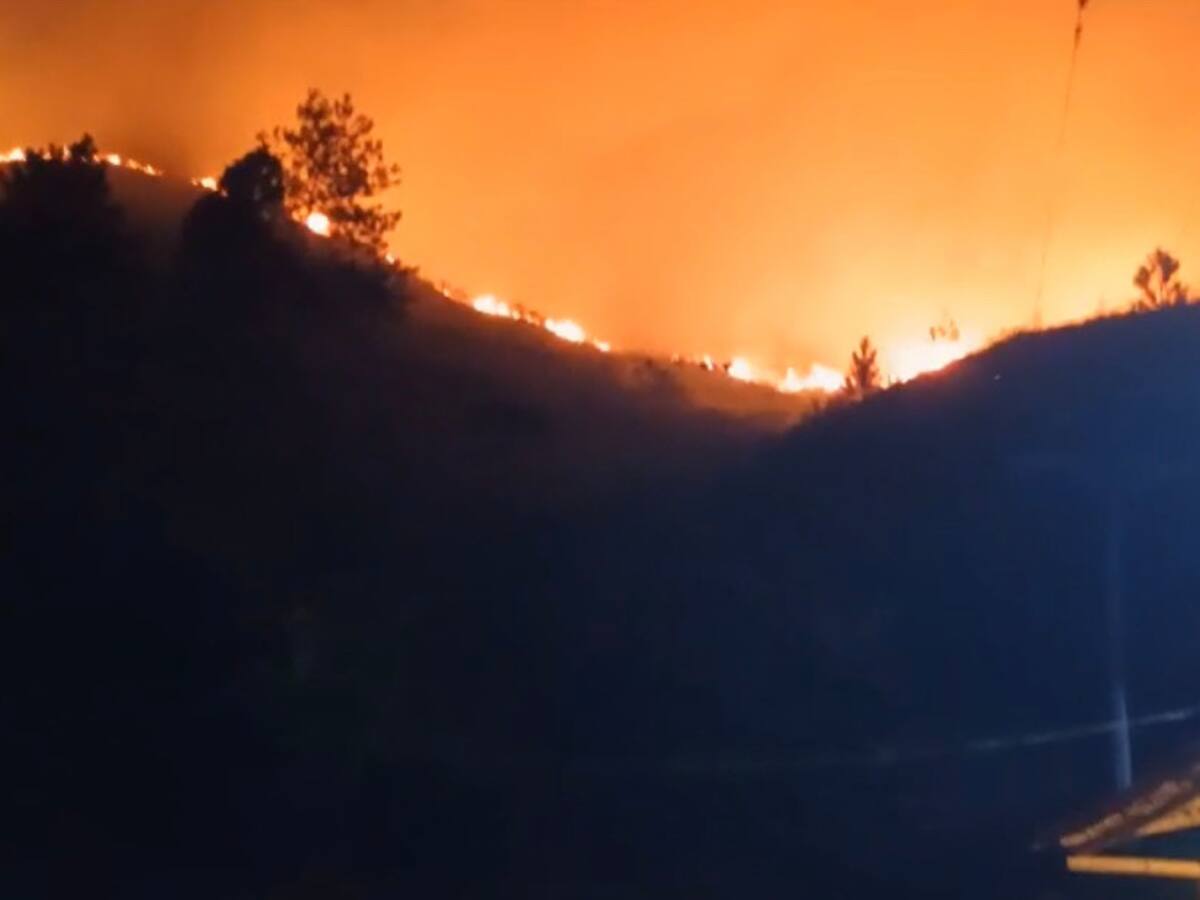 Alerta por incendio forestal en las montañas en la vía Yumbo - La Cumbre, Valle del Cauca