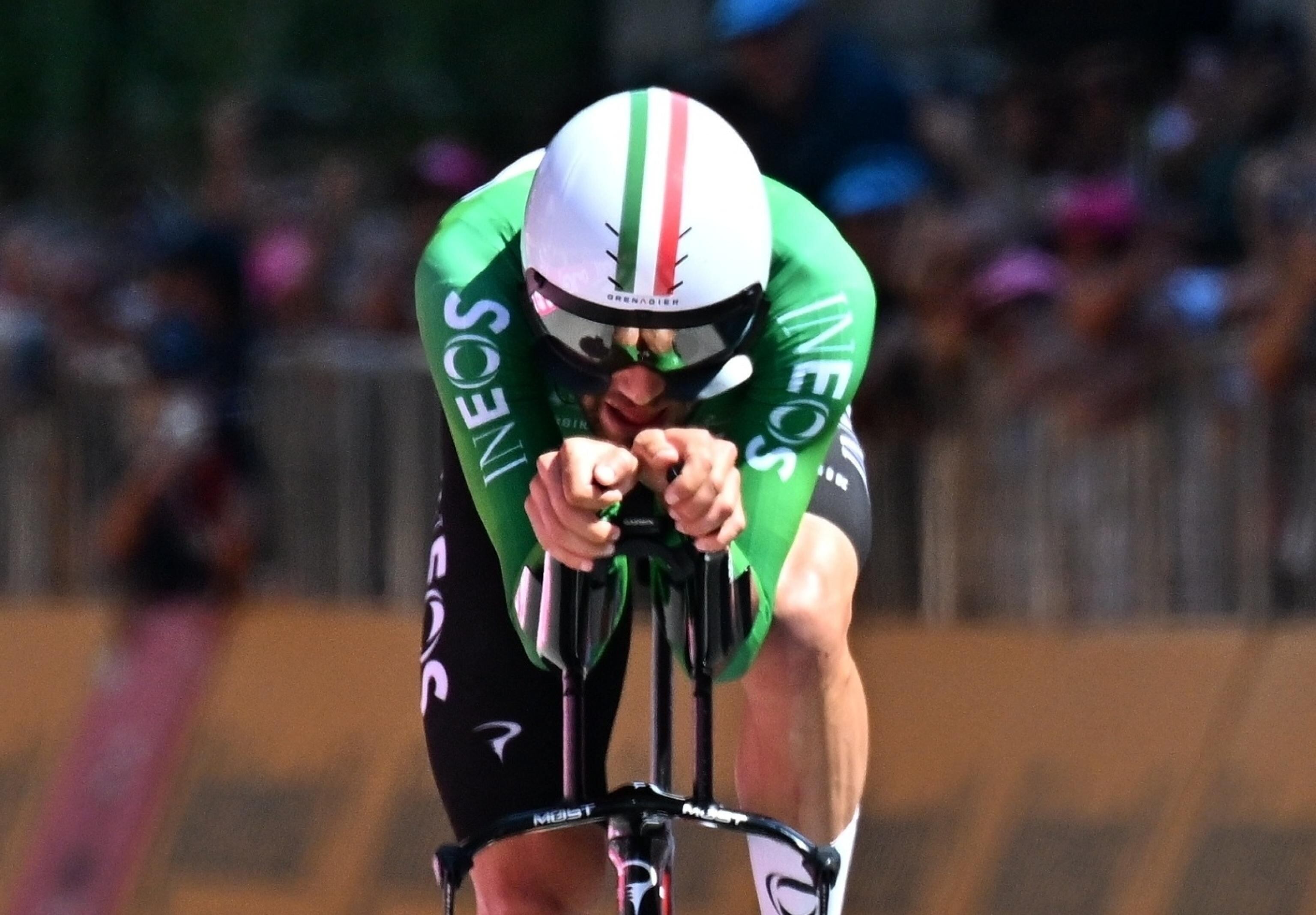 Desenzano Del Garda (Italy), 18/05/2024.- Italian rider Filippo Ganna of Ineos Grenadiers team approaches the finish line of the 14th stage of the Giro d'Italia 2024, an individual time trial (ITT) over 31.2 km from Castiglione delle Stiviere to Desenzano del Garda, Italy, 18 May 2024 (Ciclismo, Italia) EFE/EPA/LUCA ZENNARO