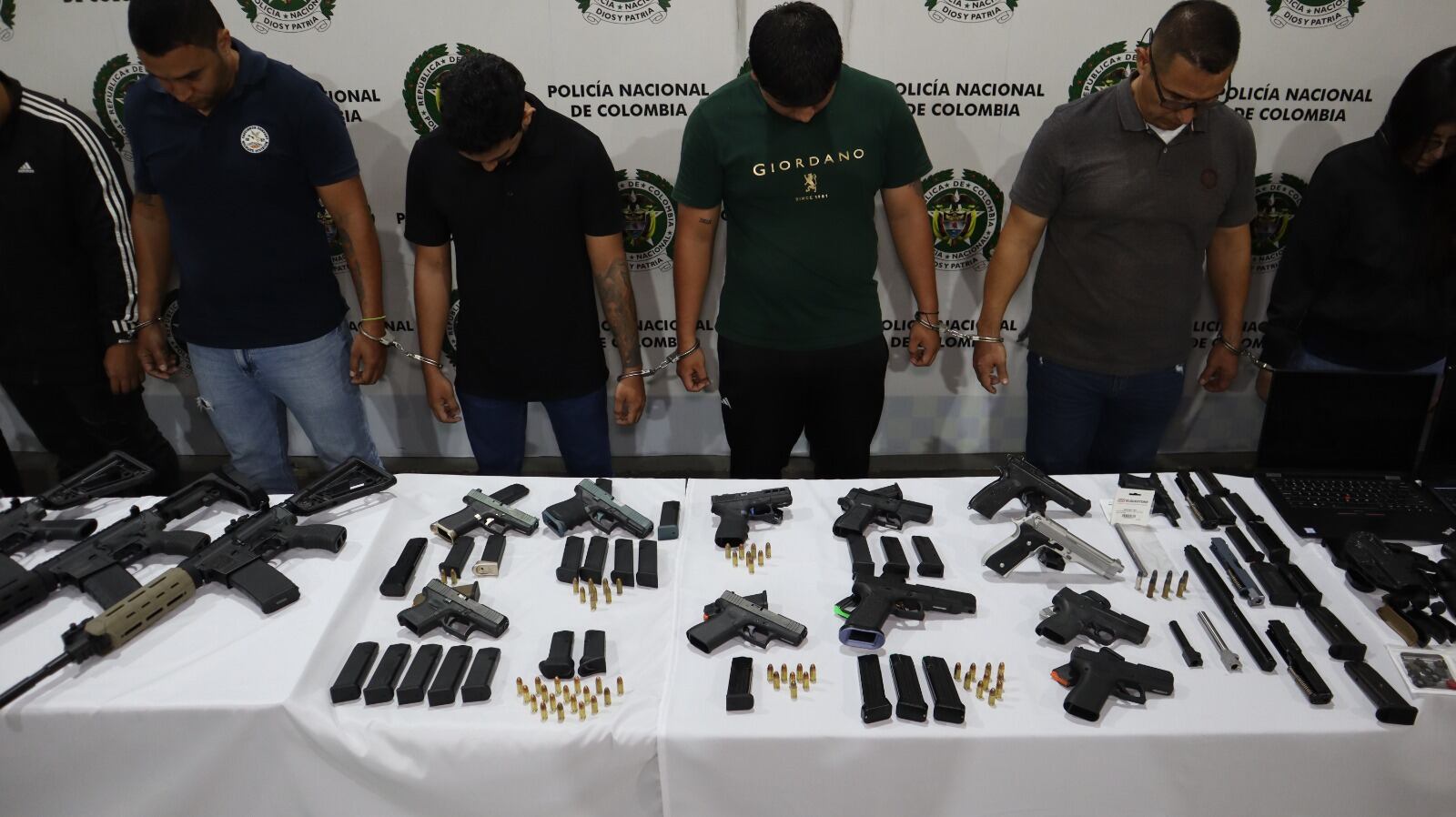 Durante el operativo, los delincuentes que custodiaban el lugar se enfrentaron con la Policía. Foto: Policía.